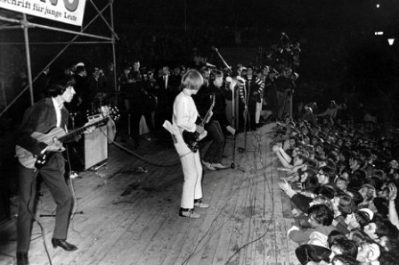 schwarz-weiß Fotografie der Rolling Stones auf der Bühne des Waldstadions